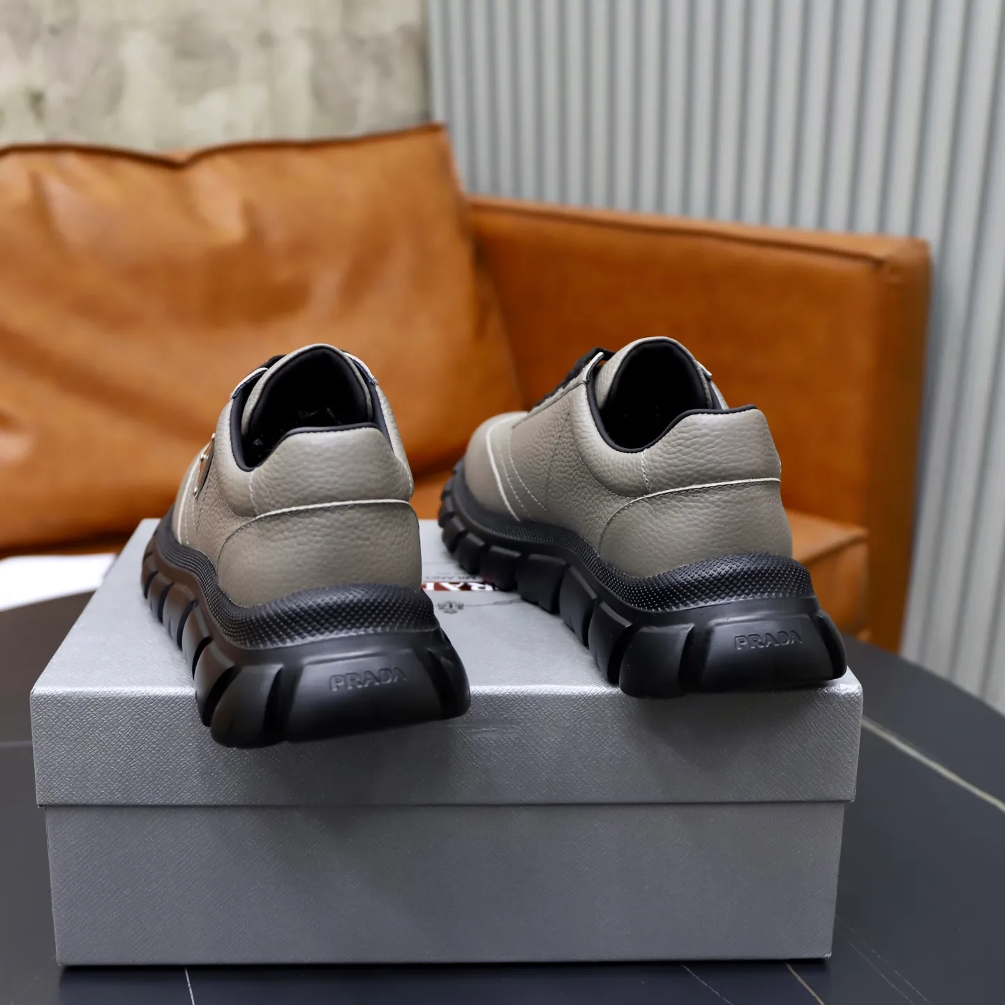 Factory price: 720💰Top original order Brand: PRADA (Prada) Standard code: Men's size 38/44 (45 can be customized) Grade: Same as the official website Material: Original cowhide stitching, cowhide lining, original combination two-color wear-resistant soft outsole Style category: casual sports version, young fashion, European and American trend, British style Color: actual picture color